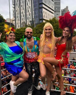Fabiana Karla Instagram - Photodump de um final de semana intenso já em ritmo de Carnaval!! 🎊🪅
Será que eu me diverti ? 🤩

Makeup: @gabidepaulamakeup_ 
Styling: @sebahfranco @larryconfeccoes 
.
.
.
.
#carnaval #blocodoabrava #ensaiosdaanitta #folia #carnavalsp #carnaval2024