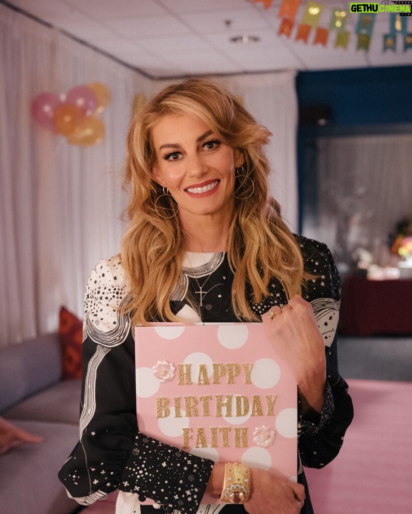 Faith Hill Instagram - A huge thank you to all of you who were a part of this great birthday book. Thanks to @faithhill_fans for putting it all together. 💜