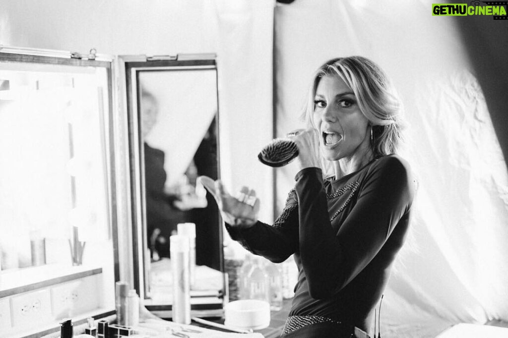 Faith Hill Instagram - BRUSHing up on my vocal warm ups last night in Vancouver. #soul2soul Rogers Arena