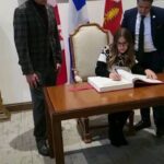Fatima Khair Instagram - أثناء تواجدي في مونتريال ضمن فعاليات مهرجان السينما المغربية تشرفت بدعوة من السيد المستشار عبد الحق ساري للتوقيع في الدفتر الذهبي لبلدية المدينة Montreal Canada