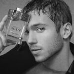 Franco Masini Instagram - En los ultimos años he tenido la oportunidad de experimentar culturas y lugares emocionantes. Esta nueva fragancia de @bulgari captura la belleza del agua y la lluvia. La he estado usando todos los días y me encanta cómo me ayuda a recordar mis viajes y al mismo tiempo me ayuda a establecer el tono de mi día. #bulgari #bulgariman #bulgariparfums #bulgarimanrainessence