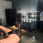 Gabrielle Prado Instagram - hoje eu levantei com uma vontade de ser gostosa. 🤤 #cabinedaprado de hoje: saia, brincos e frente única: @zara sandália: @schutzoficial beijos, irmãs! 😘 São Paulo, Brazil