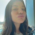 Gabrielle Prado Instagram - POR FAVOR, LEIA A LEGENDA: eu não sou a mesma. eu não sou a mesma de 10 min atrás, imagina a de 2016. falo de 2016 pq 99% das pessoas aqui me “conheceram” nessa época. uma menina/mulher muito medrosa, sozinha e cheia de traumas que eu mesma desconhecia (isso não fiz questão alguma de mostrar). eu acreditei durante toda uma vida que agradar os outros era uma forma de me pertencer, mas quanto mais eu dizia SIM, eu era silenciada. na minha cabeça não fazia sentido já que eu precisava me anular pra caber na vida de alguém. foi aí que aprendi a fazer tbm. quanto mais eu gritava, xingav@.. eu era respeitada. aí que vocês me “conheceram”. vocês não conheceram minha dor, minha essência e a minha história. mas a culpa é de quem? MINHA. pq foi isso que eu “mostrei”, mas foi o que consegui. foi o que aprendi. fiz o que me cabia ali. errada pra muitos, certa pra alguns, mas era o que eu conseguia ser e fui por 1, 2, 3 realities… talvez se tivesse o 4º, seria também… e quer saber? eu me perdoo. com meus erros e acertos estou aqui. diferente daquela de 2016, de 2010, 2000… diferente de 20 min atrás, talvez. hoje eu agradeço por TUDO que passei e pude ser. hoje eu enxergo que a vida ela pode ser bonita, que não preciso gritar pra ser respeitada e que não preciso agradar MAIS NINGUÉM! pq foi nessa mesma vida com ajuda de vidas passadas que vi que quando você está no auge os seus “amigos”, “familiares”, “fãs” fazem de tudo pra você se sentir “AMADO”… mas quando não, você apenas vira uma parte não importante na vida deles. aprendi tbm que está tudo bem. não é sobre mim. hoje eu vivo com os meus NÃOS, com meus erros e acertos da mesma maneira, apenas incluir a RECIPROCIDADE na minha forma de viver. quer saber o saldo disso tudo?! psiquiatras, psicólogos, remédios e mais remédios, mas com uma cabeça no lugar de que Deus fez/faz pra mim exatamente aquilo que eu o pedi em todas as orações! então antes de escrever esse texto, eu fiz uma autoanálise sobre quem sou e se eu fui/sou uma boa pessoa pra todos aqueles que passaram em minha vida. a resposta? SIM! posso ter feito da maneira errada, mas isso não me faz uma pessoa ruim. CONTINUA NOS COMENTÁRIOS…