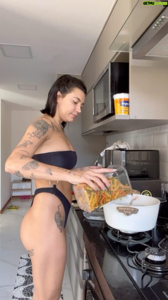 Gabrielle Prado Instagram - - como eu trabalho e cozinho no calor de 40° do rio de janeiro. fiz logo um macarrão com salsicha pra manter essa deliciosidade em que me encontro! hahaha palmirinha chora vendo esse vídeo! Rio de Janeiro, Rio de Janeiro