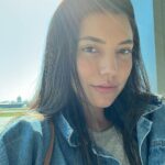 Gabrielle Prado Instagram - POR FAVOR, LEIA A LEGENDA: eu não sou a mesma. eu não sou a mesma de 10 min atrás, imagina a de 2016. falo de 2016 pq 99% das pessoas aqui me “conheceram” nessa época. uma menina/mulher muito medrosa, sozinha e cheia de traumas que eu mesma desconhecia (isso não fiz questão alguma de mostrar). eu acreditei durante toda uma vida que agradar os outros era uma forma de me pertencer, mas quanto mais eu dizia SIM, eu era silenciada. na minha cabeça não fazia sentido já que eu precisava me anular pra caber na vida de alguém. foi aí que aprendi a fazer tbm. quanto mais eu gritava, xingav@.. eu era respeitada. aí que vocês me “conheceram”. vocês não conheceram minha dor, minha essência e a minha história. mas a culpa é de quem? MINHA. pq foi isso que eu “mostrei”, mas foi o que consegui. foi o que aprendi. fiz o que me cabia ali. errada pra muitos, certa pra alguns, mas era o que eu conseguia ser e fui por 1, 2, 3 realities… talvez se tivesse o 4º, seria também… e quer saber? eu me perdoo. com meus erros e acertos estou aqui. diferente daquela de 2016, de 2010, 2000… diferente de 20 min atrás, talvez. hoje eu agradeço por TUDO que passei e pude ser. hoje eu enxergo que a vida ela pode ser bonita, que não preciso gritar pra ser respeitada e que não preciso agradar MAIS NINGUÉM! pq foi nessa mesma vida com ajuda de vidas passadas que vi que quando você está no auge os seus “amigos”, “familiares”, “fãs” fazem de tudo pra você se sentir “AMADO”… mas quando não, você apenas vira uma parte não importante na vida deles. aprendi tbm que está tudo bem. não é sobre mim. hoje eu vivo com os meus NÃOS, com meus erros e acertos da mesma maneira, apenas incluir a RECIPROCIDADE na minha forma de viver. quer saber o saldo disso tudo?! psiquiatras, psicólogos, remédios e mais remédios, mas com uma cabeça no lugar de que Deus fez/faz pra mim exatamente aquilo que eu o pedi em todas as orações! então antes de escrever esse texto, eu fiz uma autoanálise sobre quem sou e se eu fui/sou uma boa pessoa pra todos aqueles que passaram em minha vida. a resposta? SIM! posso ter feito da maneira errada, mas isso não me faz uma pessoa ruim. CONTINUA NOS COMENTÁRIOS…