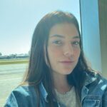 Gabrielle Prado Instagram - POR FAVOR, LEIA A LEGENDA: eu não sou a mesma. eu não sou a mesma de 10 min atrás, imagina a de 2016. falo de 2016 pq 99% das pessoas aqui me “conheceram” nessa época. uma menina/mulher muito medrosa, sozinha e cheia de traumas que eu mesma desconhecia (isso não fiz questão alguma de mostrar). eu acreditei durante toda uma vida que agradar os outros era uma forma de me pertencer, mas quanto mais eu dizia SIM, eu era silenciada. na minha cabeça não fazia sentido já que eu precisava me anular pra caber na vida de alguém. foi aí que aprendi a fazer tbm. quanto mais eu gritava, xingav@.. eu era respeitada. aí que vocês me “conheceram”. vocês não conheceram minha dor, minha essência e a minha história. mas a culpa é de quem? MINHA. pq foi isso que eu “mostrei”, mas foi o que consegui. foi o que aprendi. fiz o que me cabia ali. errada pra muitos, certa pra alguns, mas era o que eu conseguia ser e fui por 1, 2, 3 realities… talvez se tivesse o 4º, seria também… e quer saber? eu me perdoo. com meus erros e acertos estou aqui. diferente daquela de 2016, de 2010, 2000… diferente de 20 min atrás, talvez. hoje eu agradeço por TUDO que passei e pude ser. hoje eu enxergo que a vida ela pode ser bonita, que não preciso gritar pra ser respeitada e que não preciso agradar MAIS NINGUÉM! pq foi nessa mesma vida com ajuda de vidas passadas que vi que quando você está no auge os seus “amigos”, “familiares”, “fãs” fazem de tudo pra você se sentir “AMADO”… mas quando não, você apenas vira uma parte não importante na vida deles. aprendi tbm que está tudo bem. não é sobre mim. hoje eu vivo com os meus NÃOS, com meus erros e acertos da mesma maneira, apenas incluir a RECIPROCIDADE na minha forma de viver. quer saber o saldo disso tudo?! psiquiatras, psicólogos, remédios e mais remédios, mas com uma cabeça no lugar de que Deus fez/faz pra mim exatamente aquilo que eu o pedi em todas as orações! então antes de escrever esse texto, eu fiz uma autoanálise sobre quem sou e se eu fui/sou uma boa pessoa pra todos aqueles que passaram em minha vida. a resposta? SIM! posso ter feito da maneira errada, mas isso não me faz uma pessoa ruim. CONTINUA NOS COMENTÁRIOS…