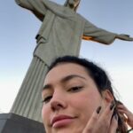 Gabrielle Prado Instagram - Tem tempo que tô pra postar esse antes e depois aqui das minhas cirurgias no nariz. mas hoje vou falar um pouquinho do processo! Outubro do ano passado fiz Septoplastia na @jkesteticaavancada devido a dificuldade que eu tinha de respirar e isso me atrapalhar muito no trabalho e no meu dia a dia (a clínica tem médicos profissionais excelentes que priorizam a sua saúde e lá foi o único local que me senti acolhida e confiante pra fazer esse procedimento). Depois de várias consultas, pedi ao Dr também que afinasse a ponta do meu nariz e desse uma empinada. ele fez maravilhosamente bem, só que eu não cumpri o pós e meu nariz acabou cedendo a ponta e inflamando muito. foi um processo longo (6 meses) de cuidados com a Jk e Abril desse ano refizemos a rino. Hoje, 2 meses depois esse é o resultado! não é o final, pq o Dr disse que pro resultado final, precisamos de 6 meses a 1 ano. no início confesso que foi difícil a adaptação, pq muda bastante, né? mesmo pq eu tenho brigado bastante com minha autoestima (depois falamos disso). só que hoje acordei e me olhei no espelho e me senti preparada pra compartilhar algo que tem sido bastante comentado por aqui. conforme os meses forem passando, eu vou mostrando a evolução pra vocês, ok? Qualquer dúvida só chamar o pessoal da @jkesteticaavancada beijo, mamãe ama! 💜 São Paulo, Brazil