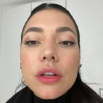 Gabrielle Prado Instagram - Tem tempo que tô pra postar esse antes e depois aqui das minhas cirurgias no nariz. mas hoje vou falar um pouquinho do processo! Outubro do ano passado fiz Septoplastia na @jkesteticaavancada devido a dificuldade que eu tinha de respirar e isso me atrapalhar muito no trabalho e no meu dia a dia (a clínica tem médicos profissionais excelentes que priorizam a sua saúde e lá foi o único local que me senti acolhida e confiante pra fazer esse procedimento). Depois de várias consultas, pedi ao Dr também que afinasse a ponta do meu nariz e desse uma empinada. ele fez maravilhosamente bem, só que eu não cumpri o pós e meu nariz acabou cedendo a ponta e inflamando muito. foi um processo longo (6 meses) de cuidados com a Jk e Abril desse ano refizemos a rino. Hoje, 2 meses depois esse é o resultado! não é o final, pq o Dr disse que pro resultado final, precisamos de 6 meses a 1 ano. no início confesso que foi difícil a adaptação, pq muda bastante, né? mesmo pq eu tenho brigado bastante com minha autoestima (depois falamos disso). só que hoje acordei e me olhei no espelho e me senti preparada pra compartilhar algo que tem sido bastante comentado por aqui. conforme os meses forem passando, eu vou mostrando a evolução pra vocês, ok? Qualquer dúvida só chamar o pessoal da @jkesteticaavancada beijo, mamãe ama! 💜 São Paulo, Brazil