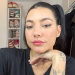 Gabrielle Prado Instagram - Tem tempo que tô pra postar esse antes e depois aqui das minhas cirurgias no nariz. mas hoje vou falar um pouquinho do processo! Outubro do ano passado fiz Septoplastia na @jkesteticaavancada devido a dificuldade que eu tinha de respirar e isso me atrapalhar muito no trabalho e no meu dia a dia (a clínica tem médicos profissionais excelentes que priorizam a sua saúde e lá foi o único local que me senti acolhida e confiante pra fazer esse procedimento). Depois de várias consultas, pedi ao Dr também que afinasse a ponta do meu nariz e desse uma empinada. ele fez maravilhosamente bem, só que eu não cumpri o pós e meu nariz acabou cedendo a ponta e inflamando muito. foi um processo longo (6 meses) de cuidados com a Jk e Abril desse ano refizemos a rino. Hoje, 2 meses depois esse é o resultado! não é o final, pq o Dr disse que pro resultado final, precisamos de 6 meses a 1 ano. no início confesso que foi difícil a adaptação, pq muda bastante, né? mesmo pq eu tenho brigado bastante com minha autoestima (depois falamos disso). só que hoje acordei e me olhei no espelho e me senti preparada pra compartilhar algo que tem sido bastante comentado por aqui. conforme os meses forem passando, eu vou mostrando a evolução pra vocês, ok? Qualquer dúvida só chamar o pessoal da @jkesteticaavancada beijo, mamãe ama! 💜 São Paulo, Brazil