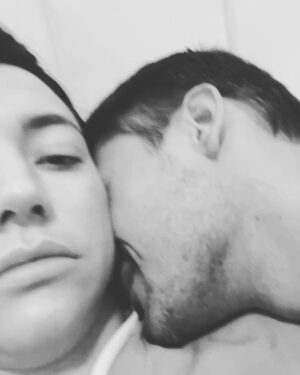 Gabrielle Prado Instagram - thiago é daquele tipo de amor que nas suas orações você pediu a Deus.  daquele tipo de amor que o tempo é só um detalhe em meio a tanta intensidade. thiago é de um amor leve, apoiador, respeitoso, de muita tranquilidade e te faz respirar aliviada. 
ele é aquele tipo de amores que até te fazem duvidar se merece tanto. 
thiago é a minha escolha de todos os dias. juntos transbordamos sonhos. 

eu te amo, te escolho e permaneço, sempre. 🦕