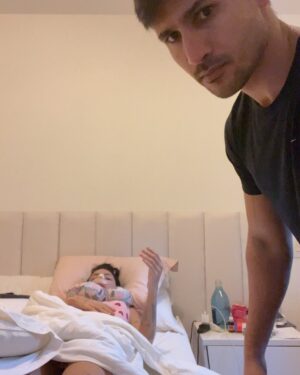 Gabrielle Prado Instagram - thiago é daquele tipo de amor que nas suas orações você pediu a Deus.  daquele tipo de amor que o tempo é só um detalhe em meio a tanta intensidade. thiago é de um amor leve, apoiador, respeitoso, de muita tranquilidade e te faz respirar aliviada. 
ele é aquele tipo de amores que até te fazem duvidar se merece tanto. 
thiago é a minha escolha de todos os dias. juntos transbordamos sonhos. 

eu te amo, te escolho e permaneço, sempre. 🦕