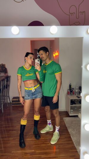 Gabrielle Prado Instagram - valoriza a gente… vaaaaai! 
olha a meia do mozao 😍💙💚💛 

2º dia de Sou Rebelde Tour 2023 a convite da @searabrasil 
hoje vai ter stories pra vocês! 

comenta muito nesse reels, pq foi difícil editar e eu tbm não sei! me valoriza aí hahahahahah