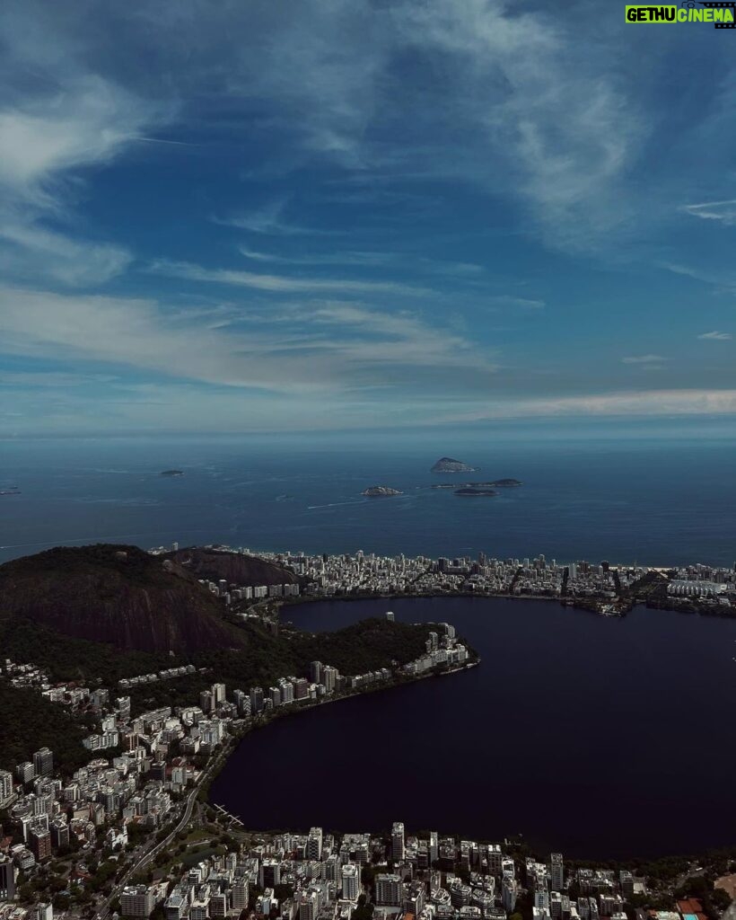 Gabrielle Prado Instagram - 📍Rio de Janeiro - 09.01.24: meu novo lar. “Gabi Prado saiu das redes sociais pq é mal agradecida”. Aqui virou terra sem lei, aqui as pessoas acham que só pq estão atrás de uma tela, elas tem o direito de te adoecer. as redes sociais me adoeceram e me levaram a um ponto crítico, onde minha vida não fazia mais sentido. ate quando milhões de seguidores faz sentido já que você perdeu o sentido da sua própria vida?! Eu tentava de todas as formas “ser feliz”, deixar pra lá, sabe. mas não consegui e entrei em um mundo de alerta e l0ucura. eu me perdi, cai, vivi algo MUITO MUITO MUITO triste, mas que eu fiz de tudo pra servir de lição. precisei do meu tempo, precisei entender e me entender pra que voltasse mais FORTE. bem, pelo tentar, né? É um direito meu de permanecer aqui, é um direito meu parar pra me reconectar e NÃO, não é um direito seu de tentar me “esvaziar”. Voltei, com um novo lar, com uma nova percepção e em paz. FELIZ DIA DE HOJE ✨ Rio de Janeiro, Rio de Janeiro