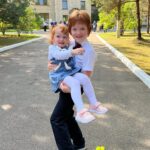 Galina Bob Instagram - Знаю, знаю, понимаю, что ленту сегодня заполонили белые бантики, белые рубашечки и,цветы,цветы,цветыыыыы…🤪🤪🤪 Ну а как я могу не поделиться с вами этими снимками 😍 Как вам?Даже бабуля поехала с нами,хотя не очень хорошо себя чувствовала🙏🏼 А вы кого сегодня водили на линейку?😊