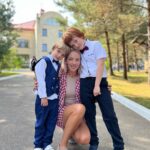 Galina Bob Instagram - Знаю, знаю, понимаю, что ленту сегодня заполонили белые бантики, белые рубашечки и,цветы,цветы,цветыыыыы…🤪🤪🤪 Ну а как я могу не поделиться с вами этими снимками 😍 Как вам?Даже бабуля поехала с нами,хотя не очень хорошо себя чувствовала🙏🏼 А вы кого сегодня водили на линейку?😊