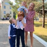 Galina Bob Instagram - Знаю, знаю, понимаю, что ленту сегодня заполонили белые бантики, белые рубашечки и,цветы,цветы,цветыыыыы…🤪🤪🤪 Ну а как я могу не поделиться с вами этими снимками 😍 Как вам?Даже бабуля поехала с нами,хотя не очень хорошо себя чувствовала🙏🏼 А вы кого сегодня водили на линейку?😊