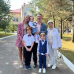 Galina Bob Instagram - Знаю, знаю, понимаю, что ленту сегодня заполонили белые бантики, белые рубашечки и,цветы,цветы,цветыыыыы…🤪🤪🤪 Ну а как я могу не поделиться с вами этими снимками 😍 Как вам?Даже бабуля поехала с нами,хотя не очень хорошо себя чувствовала🙏🏼 А вы кого сегодня водили на линейку?😊