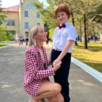 Galina Bob Instagram - Знаю, знаю, понимаю, что ленту сегодня заполонили белые бантики, белые рубашечки и,цветы,цветы,цветыыыыы…🤪🤪🤪 Ну а как я могу не поделиться с вами этими снимками 😍 Как вам?Даже бабуля поехала с нами,хотя не очень хорошо себя чувствовала🙏🏼 А вы кого сегодня водили на линейку?😊