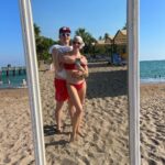 Galina Bob Instagram - В догонку ко вчерашнему посту скажу,что многие угадали,почему в этот раз отпуск в 20 дней показался мне длиннющим😂😂😂 Да,да,да, никто не заболел,прикиньте🤪🤪🤪 Это просто из области фантастики🔥 Аптечка оказалась не тронутой😁 Всё ограничилось двухдневной акклиматизацией для Маргаритки … это ли не радость для любой мамы😍 А ведь это Турция, куча бассейнов, из которых дети не вылезали…Короче, я в шоке и в восторге🤪🤪🤪 А у вас как обычно проходит отдых с детками? Просто у нас такое впервые, поэтому и решила поделиться☺️