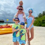 Galina Bob Instagram - Я радуюсь до слёз, когда вижу, что мой труд оказался нужным и оценён таким количеством положительных писем🥲💔☺️Да будет смех и хорошее настроение, нежность и доверительные отношения в каждом доме🙌🏼 Для тех, кто пропустил мои сторис,расскажу😀Я выпустила свой сборник игр с детьми «Мам, давай играть!», реально лучших игр, которые дети обожают и просят играть в них снова и снова☺️ 120 игр на все возраста от 1 года до 10… и до ♾, во многие с удовольствием играем и мы, родители, друг с другом☀️ Часть игр я придумала сама (у меня было на это 8 лет🤪), какие-то нашла в интернете и трансформировала их, чтобы они были максимально интересными🔥Игры абсолютно разные, по разным направлениям: - запускающие речь - игры на логику мышления -на внимание -на память -на мелкую моторику -на координацию движений -на скорость и ловкость -на развитие фантазии -психологические игры на тесный контакт мамы и ребёнка -успокаивающие игры перед сном - квесты -зарядки -потешки -пальчиковая гимнастика -игры народов мира Игры не требуют практически никаких подготовительных процессов, для 80% игр вообще ничего не нужно, кроме хорошего настроения😁Можно играть здесь и сейчас: дома🏠, в машине🚘, в поезде🚂, в ванной🛁,на даче 🏕, на отдыхе 🏖, в магазине, стоя в очереди или по дороге в детский сад. Практически во все игры можно играть вдвоём (родитель+малыш)❤️Можно и большой компанией☺️☺️☺️ А ещё в сборнике вы найдёте подборку развивающих игр,которые я рекомендую к покупке в магазинах💥Там собраны действительно полезные игрушки,которые не окажутся за диваном через час😄 Я горжусь и счастлива, что сделала такую работу, которая станет палочкой выручалочкой для каждой мамы🙏🏼 Ссылка на сборник в шапке профиля☝🏼Но, если не получается по ней перейти, наберите в поисковике 120games.ru 😍