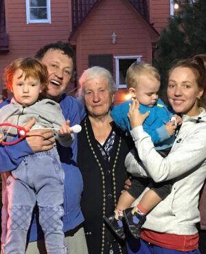 Galina Bob Instagram - Сегодня утром не стало Серёжиной Мамы.. Моей любимой свекрови,которой я всегда восхищалась, её трудолюбием, её стойкостью, её мудростью, её справедливостью🙏🏼🙏🏼🙏🏼Несмотря на тяжёлые времена, которые ей пришлось пережить, она всегда смотрела на жизнь позитивно! Мы заряжались от неё, слушали ее истории открыв рот, учились у неё… Милая, прекрасная, Евгения Александровна💔 Женщина, которая подарила мне самого лучшего мужа, воспитанного, чуткого, заботливого🙏🏼
Женщина,которая подарила нашим детям золотые волосы🙏🏼У меня нет слов,чтобы описать,что мы сейчас все испытываем… я буду очень скучать😞