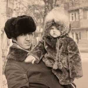 Galina Bob Instagram - Сегодня нашему с Таней Папе мог бы исполниться 61 год😔 Как же я скучаю🥺🥺🥺 Мне кажется, добрее и справедливее человека просто не было!!! Я ни разу в жизни не слышала,чтобы он разговаривал на повышенных тонах, он всегда переживал за нас с сестрой, никогда не подавал вида,что ему плохо или что-то болит. После того, как Мамы не стало, мы старались сделать всё, чтобы унять его боль… и он стойко держался и вся его жизнь была направлена на нас, на наших детей…. Он часто приезжал к нам в Москву, возил гостинцы, очень любил рыбалку…наловит рыбы,пожарит её,сядет в машину и едет к нам в гости сюрпризом… И вот однажды не доехал. Мальчишки дедушку всегда ждали и очень любили❤️ К сожалению, Папа уже не увидел Маргаритку и Светланку (наших с Таней дочек), но… возможно это он и послал их нам с неба🙏🏼❤️❤️❤️❤️ Мой добрый,светлый,любимый Папа…с Днём Рождения🥺