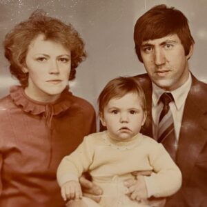 Galina Bob Instagram - Сегодня нашему с Таней Папе мог бы исполниться 61 год😔 Как же я скучаю🥺🥺🥺 Мне кажется, добрее и справедливее человека просто не было!!! Я ни разу в жизни не слышала,чтобы он разговаривал на повышенных тонах, он всегда переживал за нас с сестрой, никогда не подавал вида,что ему плохо или что-то болит. После того, как Мамы не стало, мы старались сделать всё, чтобы унять его боль… и он стойко держался и вся его жизнь была направлена на нас, на наших детей…. Он часто приезжал к нам в Москву, возил гостинцы, очень любил рыбалку…наловит рыбы,пожарит её,сядет в машину и едет к нам в гости сюрпризом… И вот однажды не доехал. Мальчишки дедушку всегда ждали и очень любили❤️ К сожалению, Папа уже не увидел Маргаритку и Светланку (наших с Таней дочек), но… возможно это он и послал их нам с неба🙏🏼❤️❤️❤️❤️ Мой добрый,светлый,любимый Папа…с Днём Рождения🥺