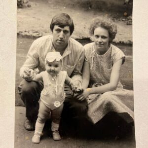 Galina Bob Instagram - Сегодня нашему с Таней Папе мог бы исполниться 61 год😔 Как же я скучаю🥺🥺🥺 Мне кажется, добрее и справедливее человека просто не было!!! Я ни разу в жизни не слышала,чтобы он разговаривал на повышенных тонах, он всегда переживал за нас с сестрой, никогда не подавал вида,что ему плохо или что-то болит. После того, как Мамы не стало, мы старались сделать всё, чтобы унять его боль… и он стойко держался и вся его жизнь была направлена на нас, на наших детей…. Он часто приезжал к нам в Москву, возил гостинцы, очень любил рыбалку…наловит рыбы,пожарит её,сядет в машину и едет к нам в гости сюрпризом… И вот однажды не доехал. Мальчишки дедушку всегда ждали и очень любили❤️ К сожалению, Папа уже не увидел Маргаритку и Светланку (наших с Таней дочек), но… возможно это он и послал их нам с неба🙏🏼❤️❤️❤️❤️ Мой добрый,светлый,любимый Папа…с Днём Рождения🥺