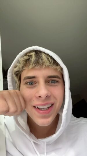 Gavin Magnus Instagram - Yo Why Is This Kinda Catchy🤣 #piperandgavin #harperzilmer #viral #funny
