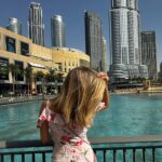 Giovanna Chaves Instagram - Dia de ir no topo do prédio mais alto do mundo, Burj Khalifa e também conhecer o Miracle garden 🤍 Agendei todos os meus passeios com a @es_explorer que é a agência de intercâmbio da minha escola @es_dubai e você sendo estudante tem desconto também. Mostrei tudo nos stories! Meu último dia aqui 💔 #dubai #intercambio #burjkhalifadubai #fy @nci.intercambio Burj Khalifa, Dubai Fontain