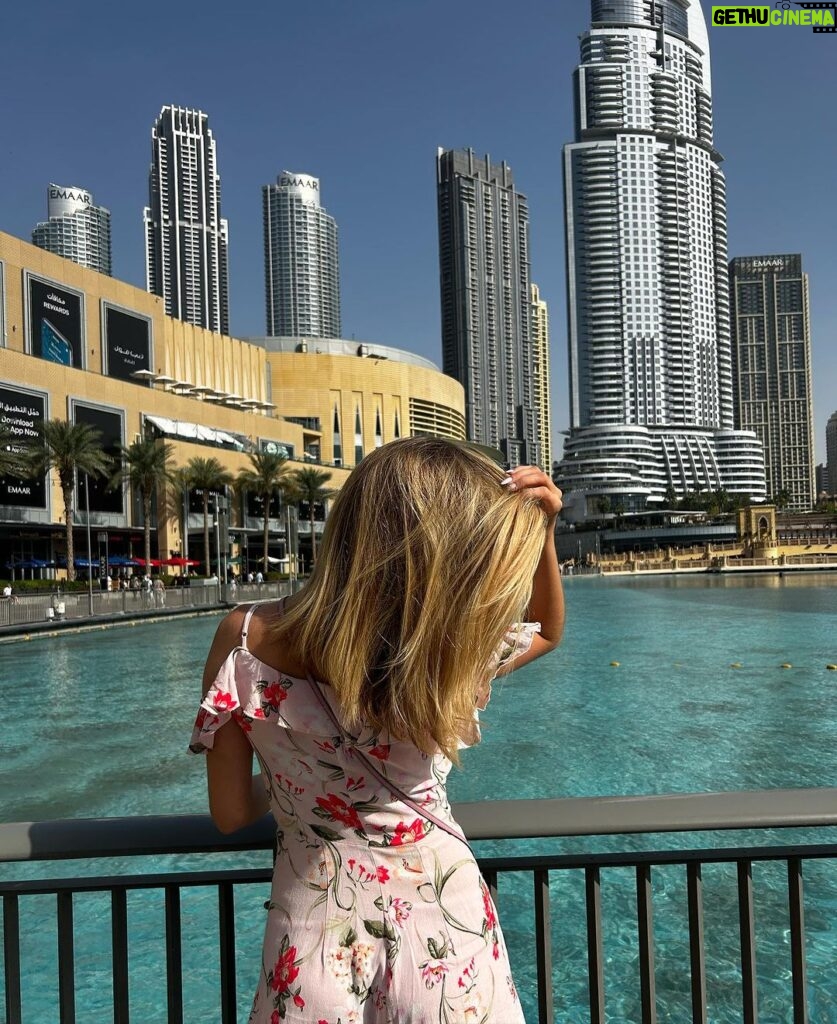 Giovanna Chaves Instagram - Dia de ir no topo do prédio mais alto do mundo, Burj Khalifa e também conhecer o Miracle garden 🤍 Agendei todos os meus passeios com a @es_explorer que é a agência de intercâmbio da minha escola @es_dubai e você sendo estudante tem desconto também. Mostrei tudo nos stories! Meu último dia aqui 💔 #dubai #intercambio #burjkhalifadubai #fy @nci.intercambio Burj Khalifa, Dubai Fontain