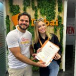 Giovanna Chaves Instagram - Afinal, O que são 2 meses? Eu pensei que ia demorar, mas passou tão rápido e mesmo assim vivi tanta coisa. Antes de vir para Dubai fiquei pensando se seria uma boa ideia, recebi muitos questionamentos, até de amigos próximos “pq Dubai?” As pessoas costumam julgar, sem conhecer. Eu escolhi aqui, pq de fato tem a melhor escola de inglês @es_dubai com uma infraestrutura bizarra, que não ia encontrar em outro lugar! E além de tudo, uma imersão cultural, todos os dias eu conheci pessoas de algum lugar do mundo. Conversei com italianos, franceses, japoneses, indianos, australianos, dinamarquês, russo, tailandês e ++! Me diz, em qual lugar do mundo eu ia conseguir vivenciar isso ? Sou grata por ter vivido tudo isso, por ter me desafiado, e sair da minha zona de conforto por 2 meses! Para quem acha que Dubai é só ostentação, se engana, aqui tem muita coisa acessível e legal para se fazer! Eu ainda estou no nível básico de inglês, tenho muito o que melhorar, quero aprender, estudar e quem sabe poder até trabalhar em uma nova língua. Fechei meu intercâmbio com a @nci.intercambio em duas partes, 2 meses em Dubai e agora +1 mês em Galway! Acompanhem meus stories para vivenciar isso comigo. Ps: deixei o link para vocês que se interessarem em fazer intercâmbio, fecharem com eles também! Eles são uma agência boutique, você personaliza o seu intercâmbio dos sonhos e ainda eles tem um tratamento individual para cada aluno.