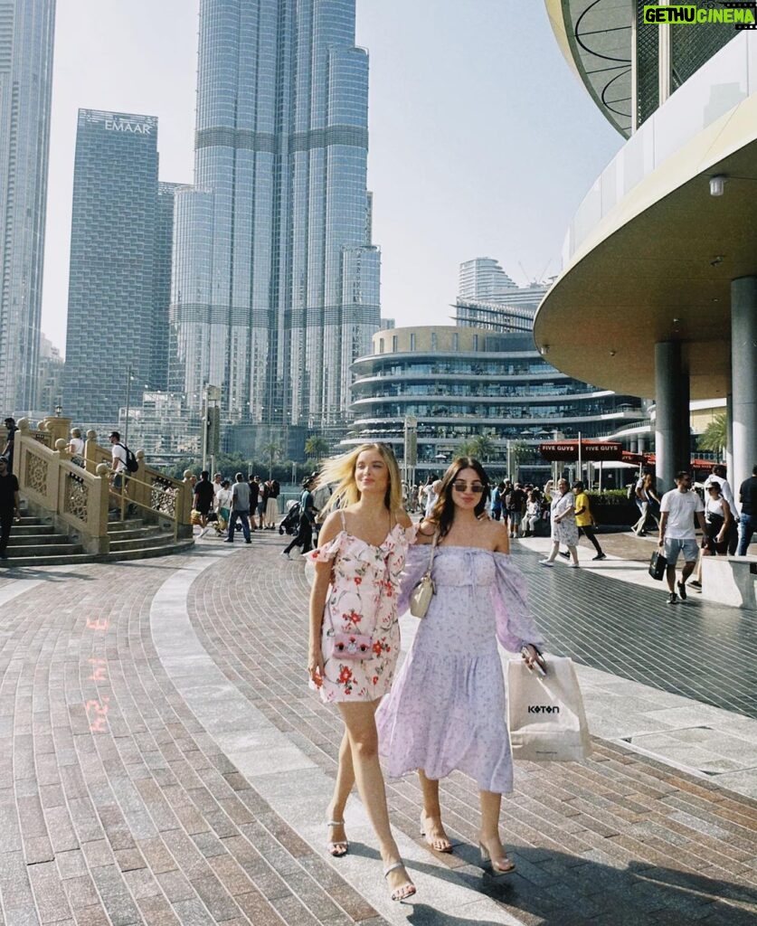 Giovanna Chaves Instagram - Dia de ir no topo do prédio mais alto do mundo, Burj Khalifa e também conhecer o Miracle garden 🤍 Agendei todos os meus passeios com a @es_explorer que é a agência de intercâmbio da minha escola @es_dubai e você sendo estudante tem desconto também. Mostrei tudo nos stories! Meu último dia aqui 💔 #dubai #intercambio #burjkhalifadubai #fy @nci.intercambio Burj Khalifa, Dubai Fontain