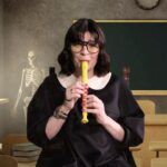 Gonca Vuslateri Instagram - Youtube abonelerime hepimizin ilkokul mezuniyetinde travmatize olduğu bu eseri armağan etmek isterim.. Çoğumuzun flüt ödeviydi bu! Kimse nerden geldiğini unutmasın! 😂🕺🏻🤟🏿🌪️🤰🏻 @hazirdegilsenbaslayalim sayfamızı takip et. Bio’daki linke tıkla! Ve hop !! abone olmayı unutma!🕺🏻 @sinerjiofficial ailesi sunar .. 🌎👑 Video: @deveciagency “Dostluğun biz sevgisiyle…” 😰🧠🙆🏻‍♀️🐣