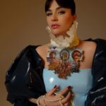 Gonca Vuslateri Instagram - Parla! 💫👑 Photographer @selimakar Styling @erdalguvenc Costume ; @rufat_ismayil @afffair.fff Makeup Artist ; @makeupelifeylul Hair Designer ; @yuksel.altundemir Studio; @Stüdyo1984 @baris_karasapan Accessories ; @onnahat