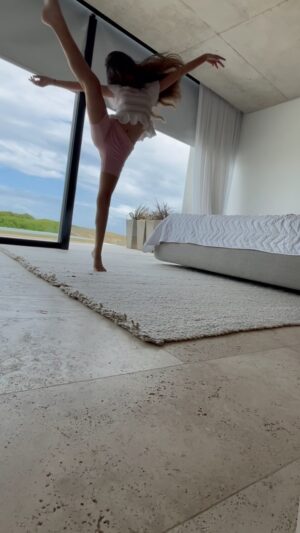 Griselda Siciliani Instagram - Margui improvisa… libre y feliz, te amo hija…
#vacaciones
#hija #10años