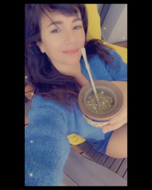 Griselda Siciliani Instagram - Feliz cumpleaños para mi!

A festejar !
Primero unos matecitos como corresponde🧉
Luego veremos 🎂🎉🥂
#Micumple
#Domingo
#Mate
#otoño💪🏻 
#unrayodesol 
#filtroDeBrishitos
#casa
#hija💓