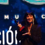 Griselda Siciliani Instagram - Premio Hugo MEJOR ACTRIZ PROTAGONISTA DE TEATRO, gracias!!! PURA SANGRE es la maravilla… volveremos… @carlitoscasella y @aruzzireal gracias los amo!!! Reímos mucho anoche con @eddygarciactor @herve_segata @kevinlitvin.clases @_juancruz.mm @tomas.rottemberg los extrañamos @nicolastadioli @rakhalherrero Y lo mejor de la noche es que el premio me lo entregó mi compañero amado @juanleyrado 🙏🏻❤️ Ultima foto ( la noche fue laaaargaaaa) Salú Teatro amor de mi vida!!! Salú Pura Sangre!!!! . Pelazo by @cristianreystyle 💅🏻 @ohlalanails_beauty @rominagiangreco
