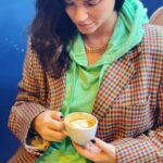 Griselda Siciliani Instagram - Cafecito post rodaje 🎬 🧥@evabourbonvintage