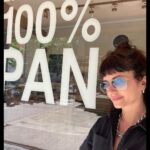 Griselda Siciliani Instagram - Marlon me mira desde la persiana de una pizzería en madrid, yo miro para otro lado pero se me nota que gusto de él… Madrid, Spain