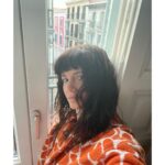 Griselda Siciliani Instagram - Marlon me mira desde la persiana de una pizzería en madrid, yo miro para otro lado pero se me nota que gusto de él… Madrid, Spain