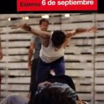 Griselda Siciliani Instagram - Ojo! En PURA SANGRE se da mucho el abotonamiento… 🐎🩸😊😂 Entradas por @plateanet link en Bio @purasangre.teatro “Habitar la fragilidad es mucho más emancipador que pretenderse empoderado, dejo la carrera, me declaro fuera de este sistema amatorio que no me contempla, me declaro un ente salvaje no censado, no catalogado. No hay deseo sin angustia, sin riesgo. No quiero intentar completarme, me sobra falta! Me falta de sobra! Me sobra amor Estoy viva y amo El amor no es un puñado de alfalfa El amor es un monstruo inevitable, adrenalínico, salvaje! Estoy viva y amo El amor es un monstruo…”