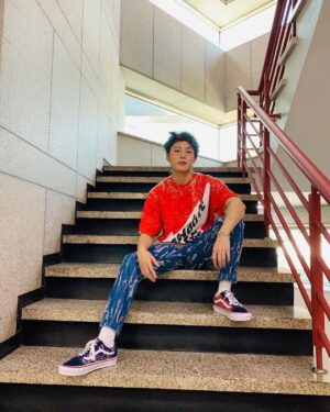 Ha Sung-woon Instagram - #인기가요
#본방사수
#🍓 #strawberry 
#광복절🇰🇷