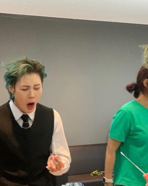 Ha Sung-woon Instagram - #음악중심 #본방사수 #스트로베리껌
#자가키트 #아팡 #우엑