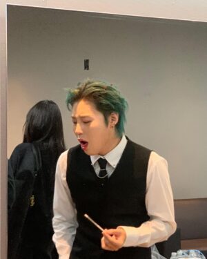 Ha Sung-woon Instagram - #음악중심 #본방사수 #스트로베리껌
#자가키트 #아팡 #우엑