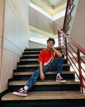 Ha Sung-woon Instagram - #인기가요
#본방사수
#🍓 #strawberry 
#광복절🇰🇷