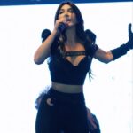 Hande Yener Instagram - İnsanın evi gibi yok 🥰🫶🏻 Saç : @mehmettiren Makyaj : @akinstayn Kostüm : @off____white @area Fotoğraflar : @kadirgures Orkestra @umitkuzer @arikansirakaya @merttug @can_alper_ @ozansariboga @naztaskinbas @idilagaoglu Teknik @grozmusic @omersinancandan @iskender_stage @cosskunakkus @mesutbuyuksofuoglu Koreograf @mertbalturk Dansçılar @mertbalturk @izmirtenim @gulogluburcu @katiaornella @efetankiz @toygun.klnc @kaya.godfrey #konser #onursan #hy @divankurucesme
