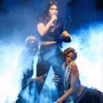 Hande Yener Instagram - İnsanın evi gibi yok 🥰🫶🏻 Saç : @mehmettiren Makyaj : @akinstayn Kostüm : @off____white @area Fotoğraflar : @kadirgures Orkestra @umitkuzer @arikansirakaya @merttug @can_alper_ @ozansariboga @naztaskinbas @idilagaoglu Teknik @grozmusic @omersinancandan @iskender_stage @cosskunakkus @mesutbuyuksofuoglu Koreograf @mertbalturk Dansçılar @mertbalturk @izmirtenim @gulogluburcu @katiaornella @efetankiz @toygun.klnc @kaya.godfrey #konser #onursan #hy @divankurucesme