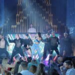 Hande Yener Instagram - Kıbrıs 🩵 #ft @caginkulacoglu Saç @mehmettiren Makyaj @akinstayn Video&fotoğraflar @kadirgures Koreograf @mertbalturk Kostüm @area Dansçılar @izmirtenim @gulogluburcu @gulceozbatur @efetankiz @toygun.klnc