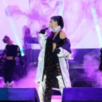 Hande Yener Instagram - Unutulmaz @kurucesmeacikhava Konseri 🤍✨🚀 Orkestra @umitkuzer @merttug @arikansirakaya @batuakalin @naztaskinbas @idilagaoglu Koreograf @mertbalturk Dansçılar @mertbalturk @izmirtenim @gulogluburcu @katiaornella @efetankiz @toygun.klnc @kaya.godfrey @asenamiryan Saç : @mehmettiren Makyaj : @akinstayn Kostüm : @geco_styling Fotoğraflar : @kadirgures